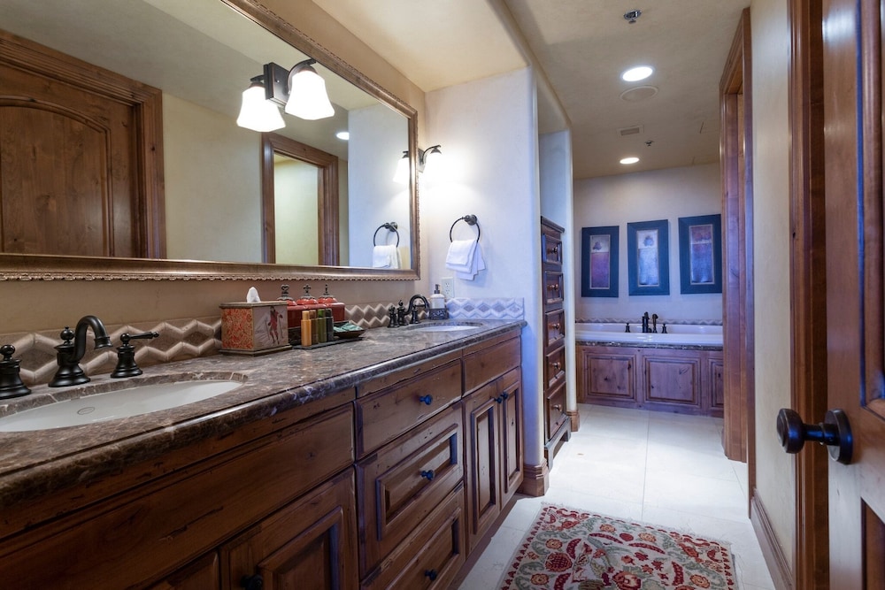 Grand Lodge - 3 Bedroom Deluxe #308 - Ski-in/out 3 Condo