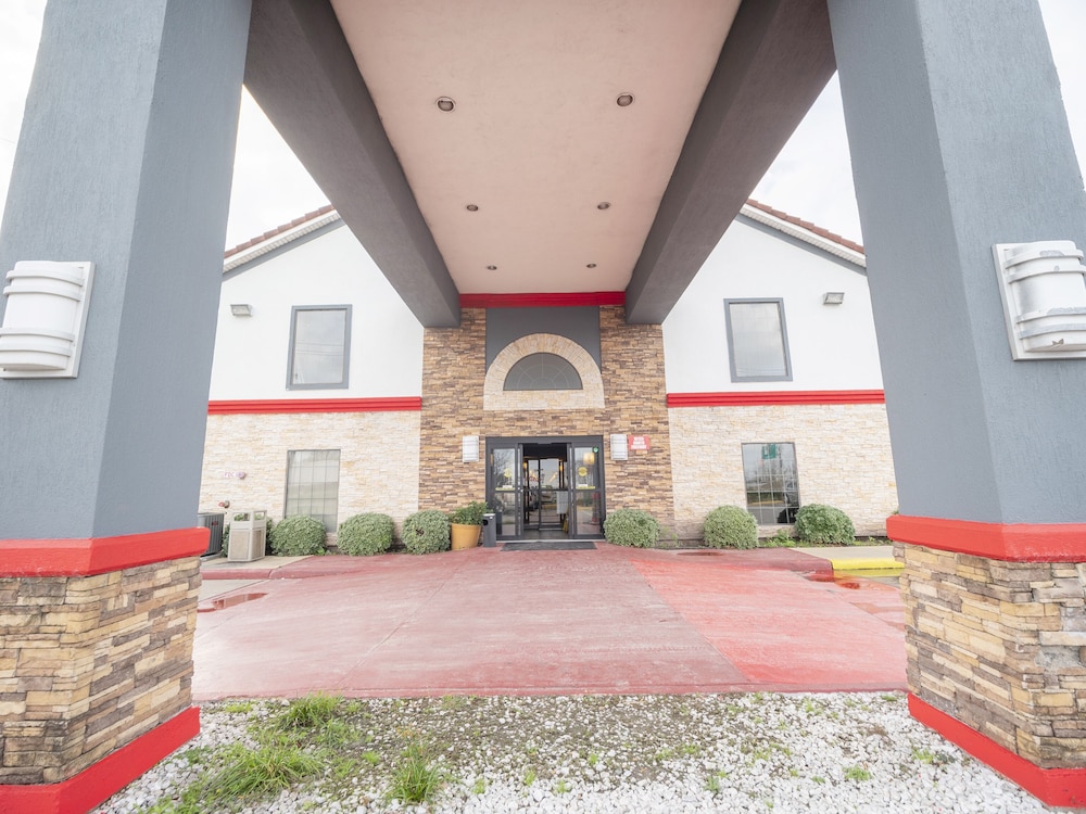 Hotel Baymont by Wyndham Houston North - Image 1