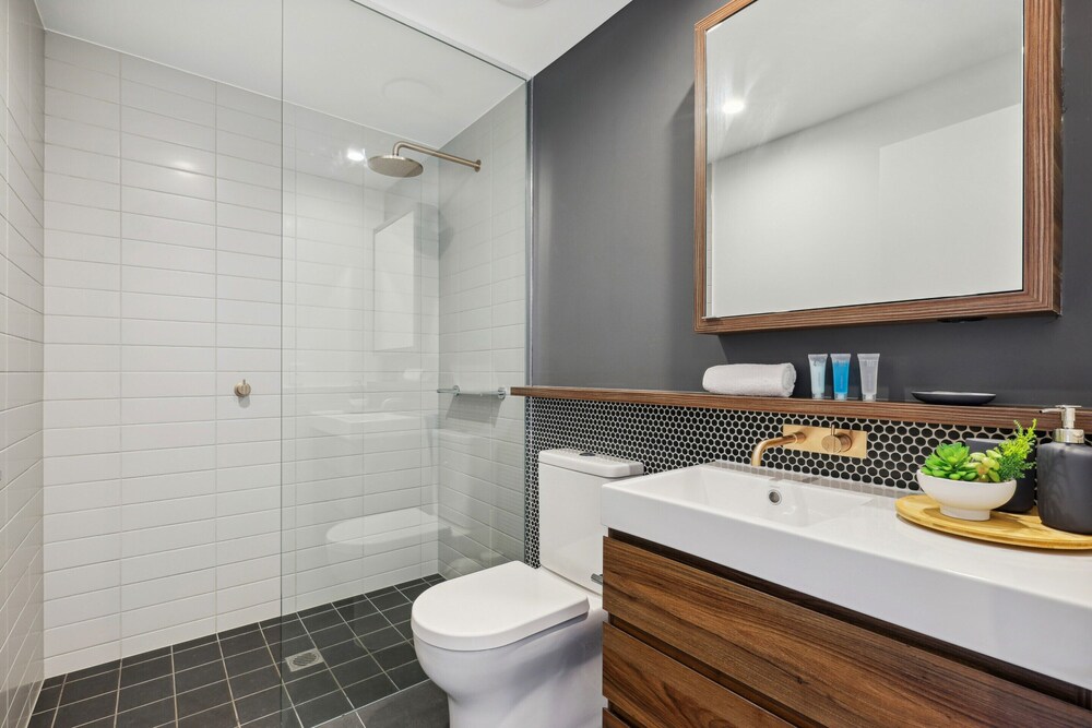 Chic 2-bed With Rooftop Pool Overlooking the City