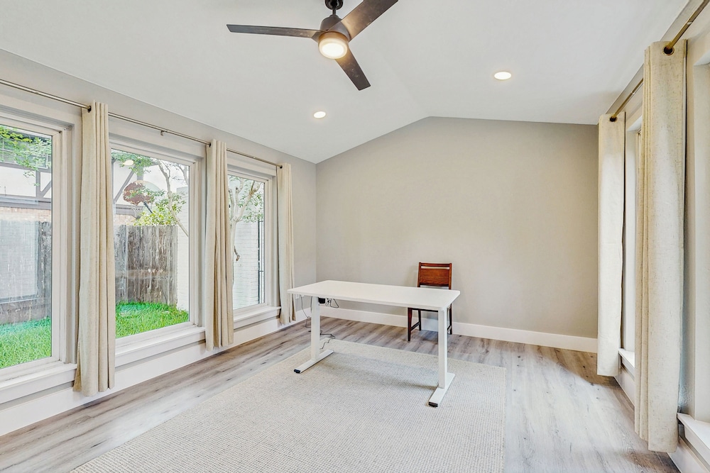 Relaxing Dog-friendly Home w/ Deck & Wifi
