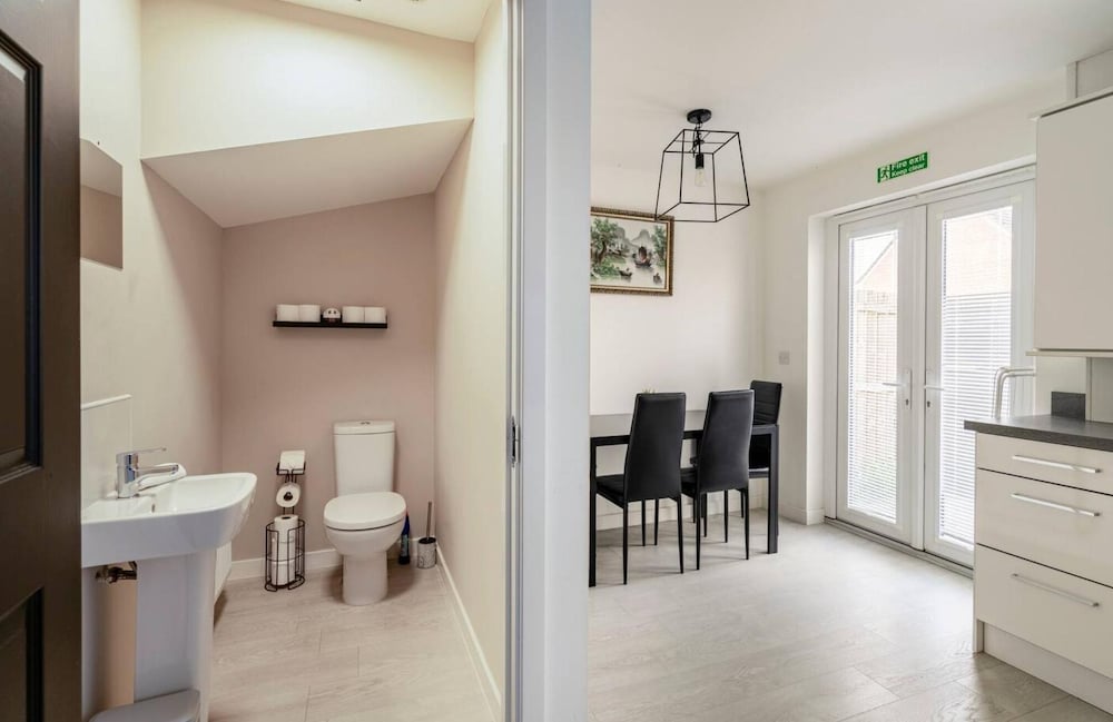 Charming 3 Bed Home in Stepps, Glasgow - Garden & Patio
