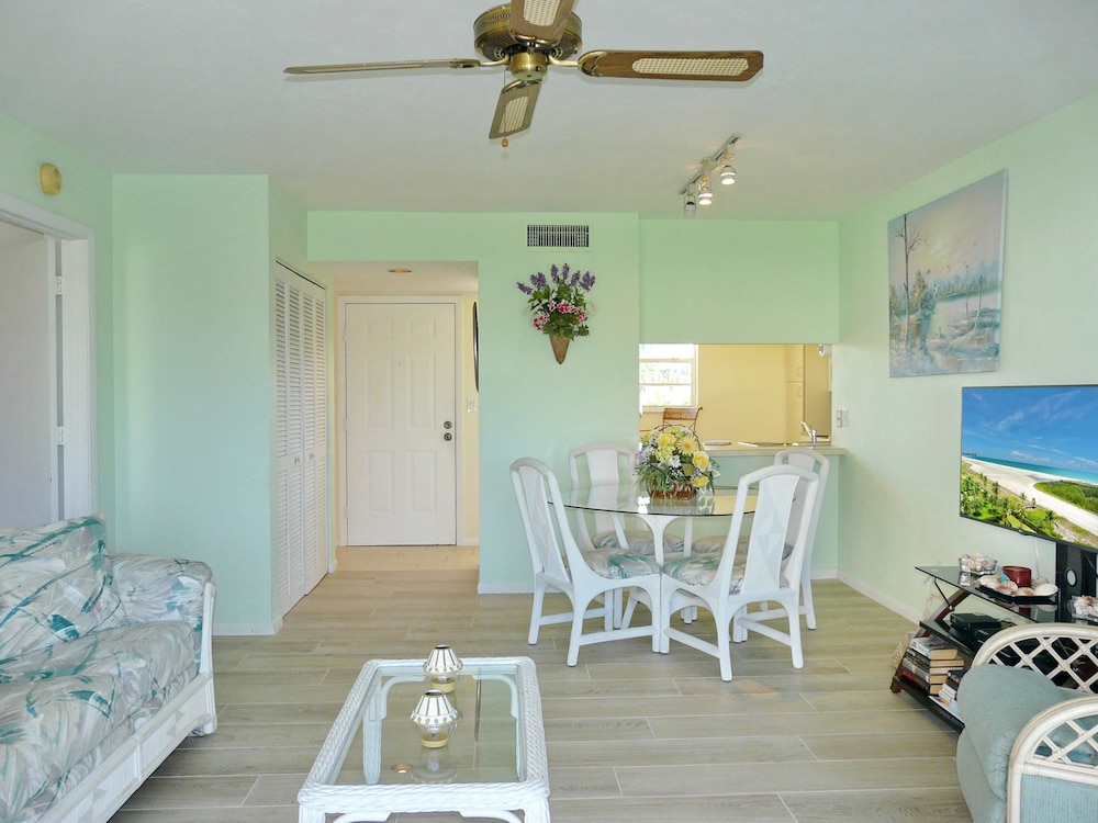 Coastal Style Condo With Pool, spa and Steps to Beach