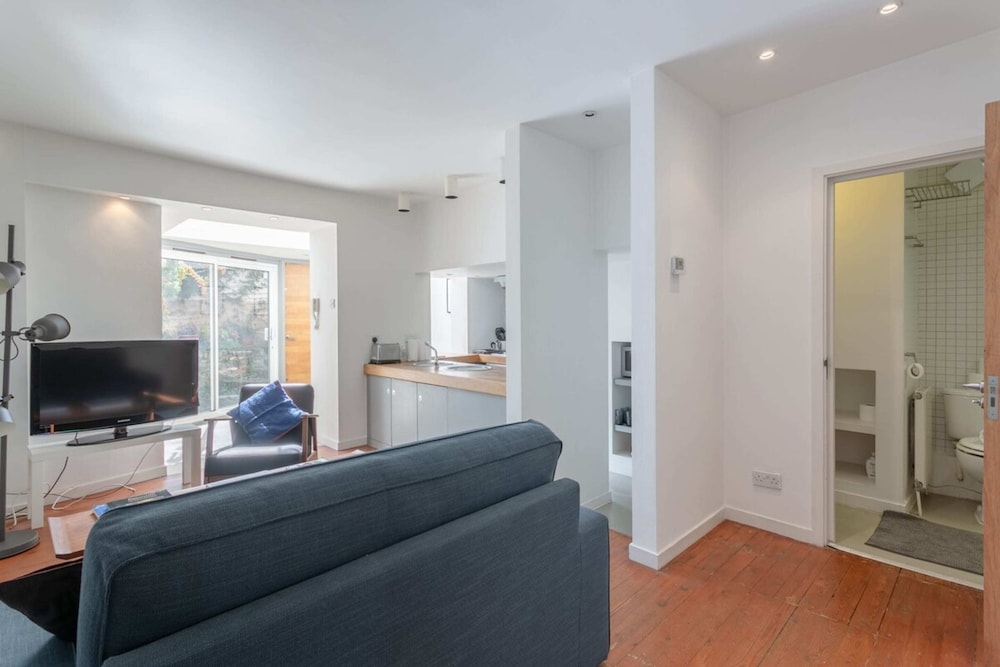 Fantastic and Bright 1 Bedroom Garden Flat
