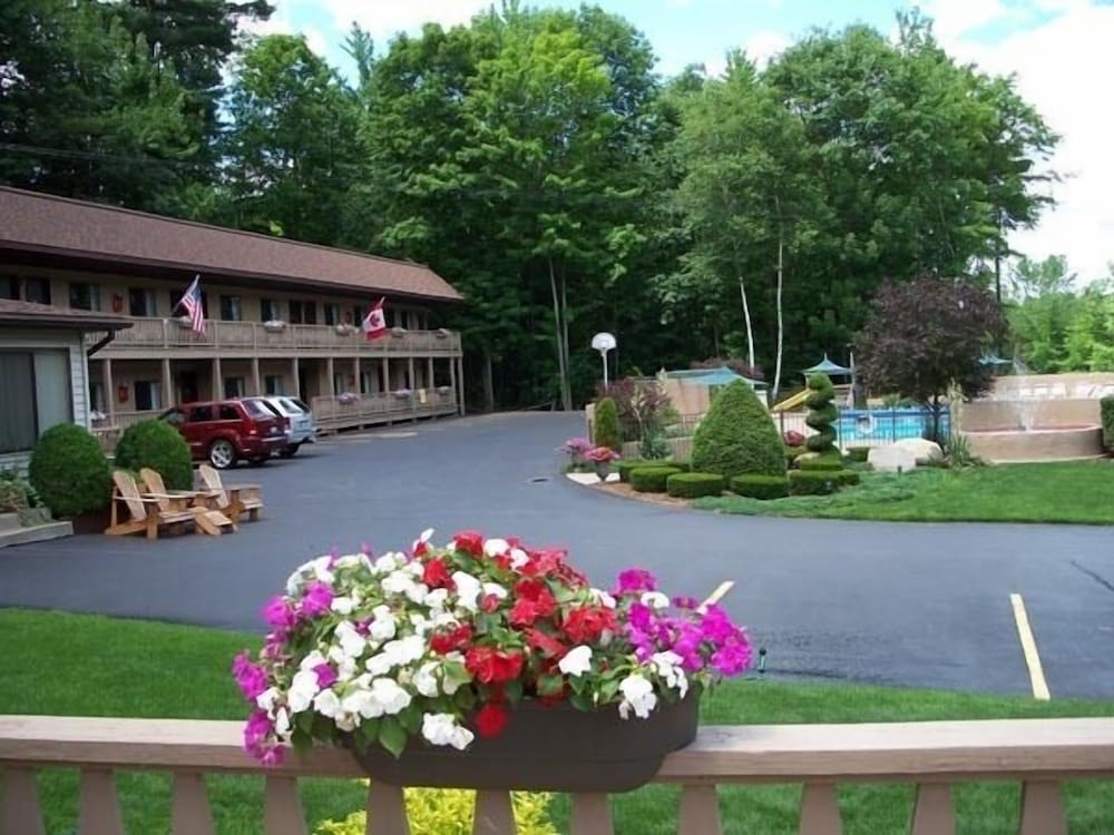 Tall Pines Motel