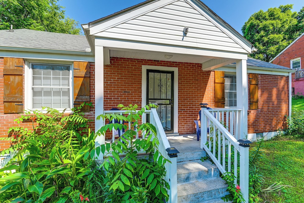 7 Mi to Dtwn: Apt w/ Spacious Yard in Nashville