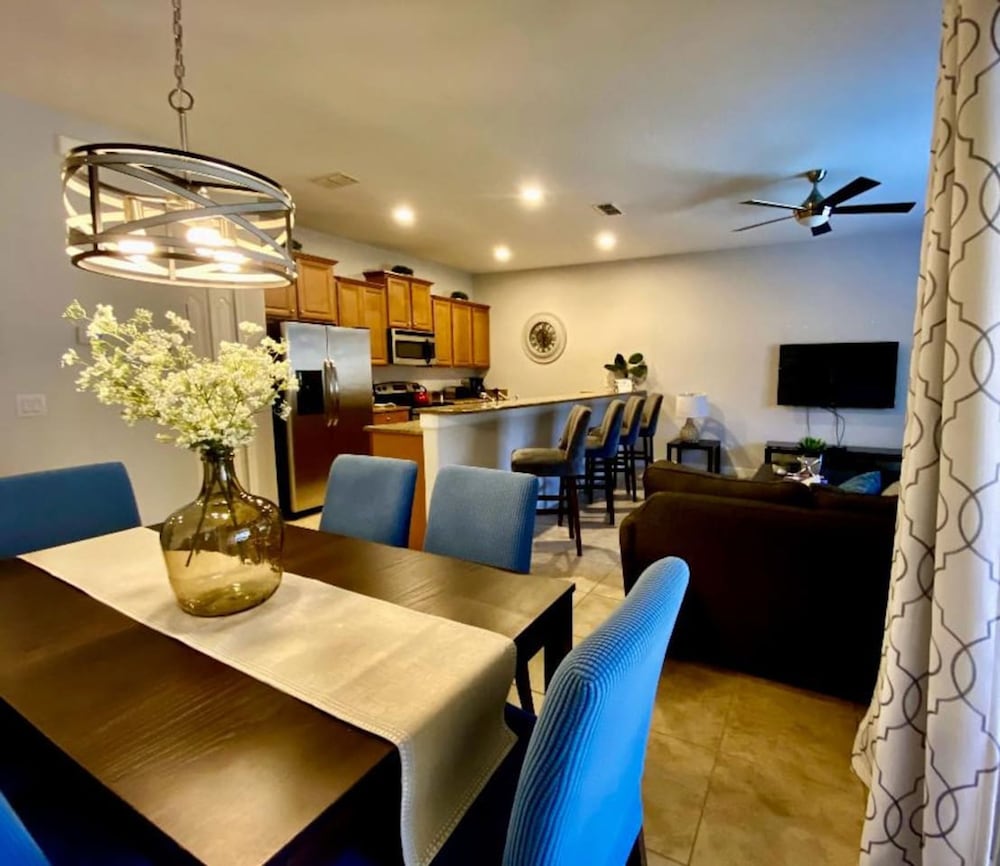 Amazing 4bdr House w Pool - PP