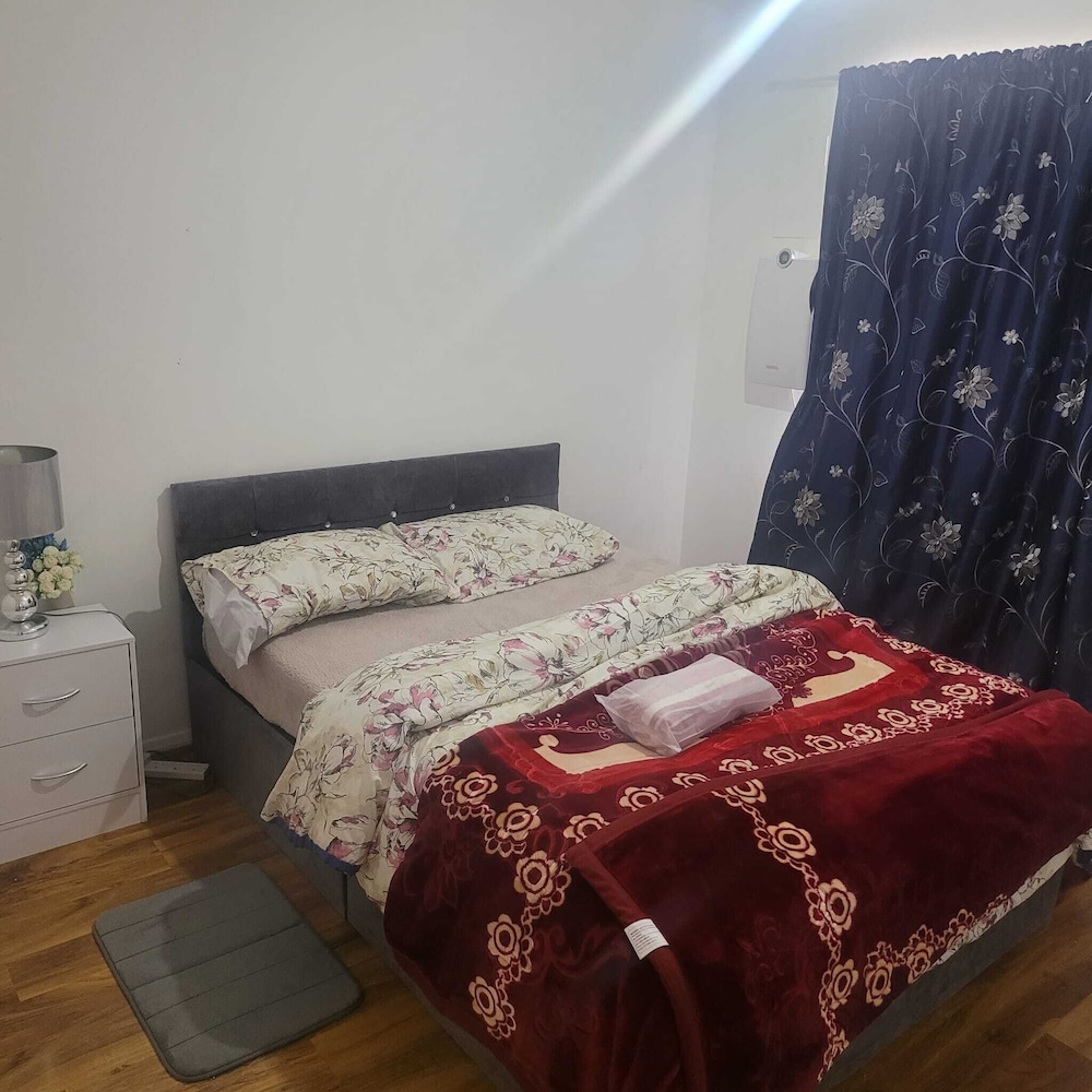 Exquisite 3-bed Royal Pearl Home in Greater London