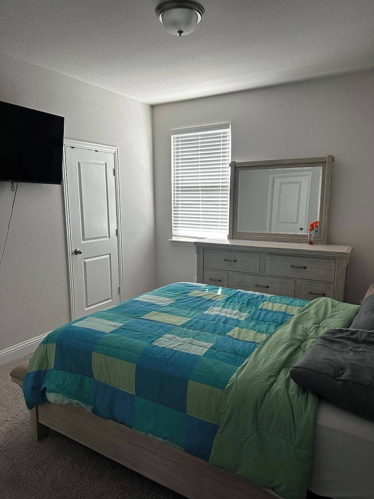 Spacious 2Br w/ Fireplace - Sleeps 4 - Bbq - Lake
