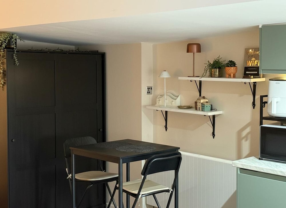 Tranquil Studio - Sleeps 2 & Private Parking
