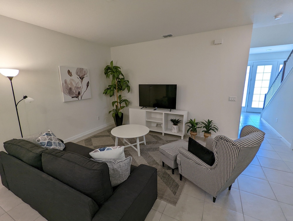 2194 FMP - Solara - Luxury 4 Bed Private Pool view 3