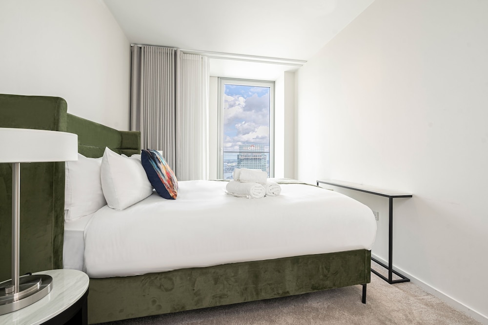 Sensational Two-bedroom Apartment by the River