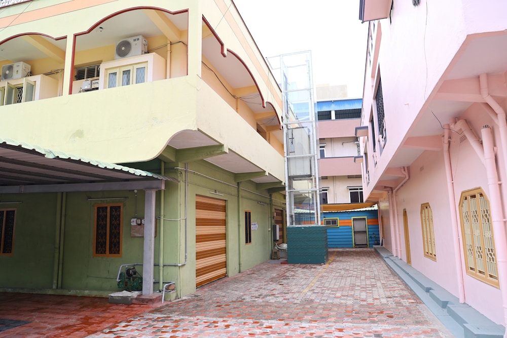 Sri sapthagiri lodge