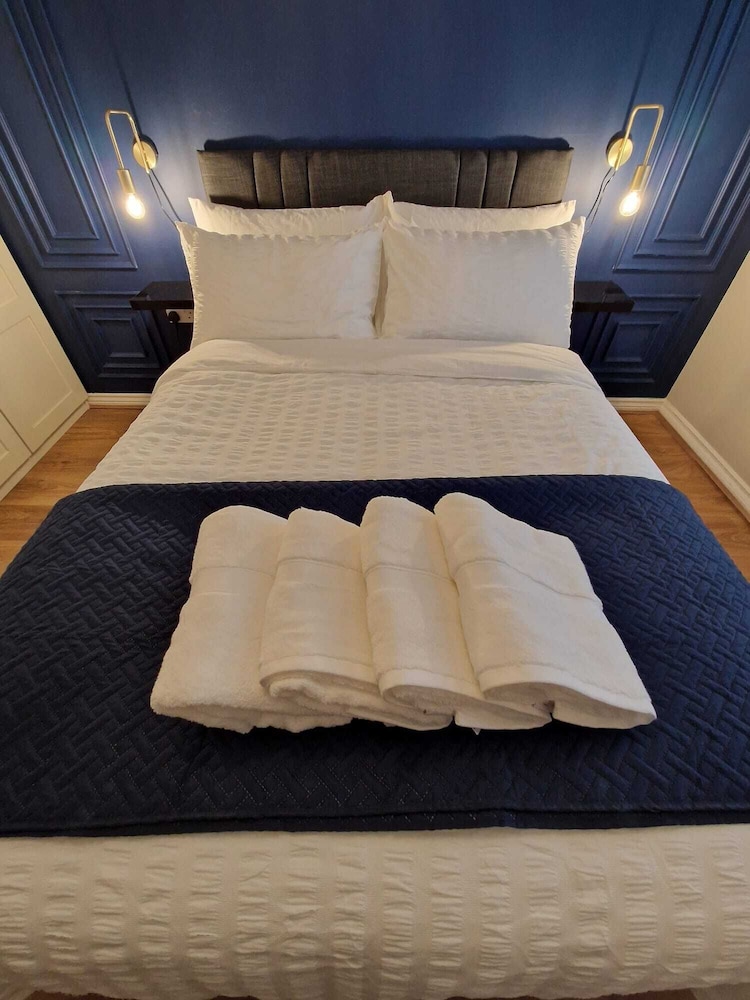 Impeccable 2-bed Apartment in Newcastle Upon Tyne view 3