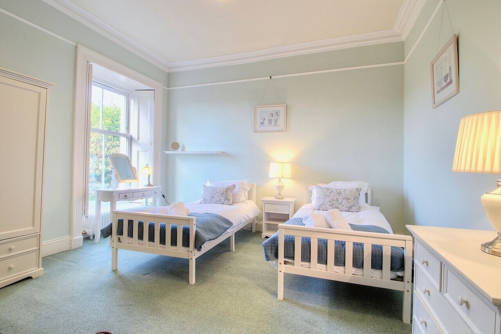 Duneira in Rhu With 7 Bedrooms and 4 Bathrooms view 5