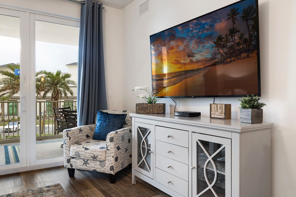 Fall Retreat Condo w Heated Pool Hot tub Pier Pk