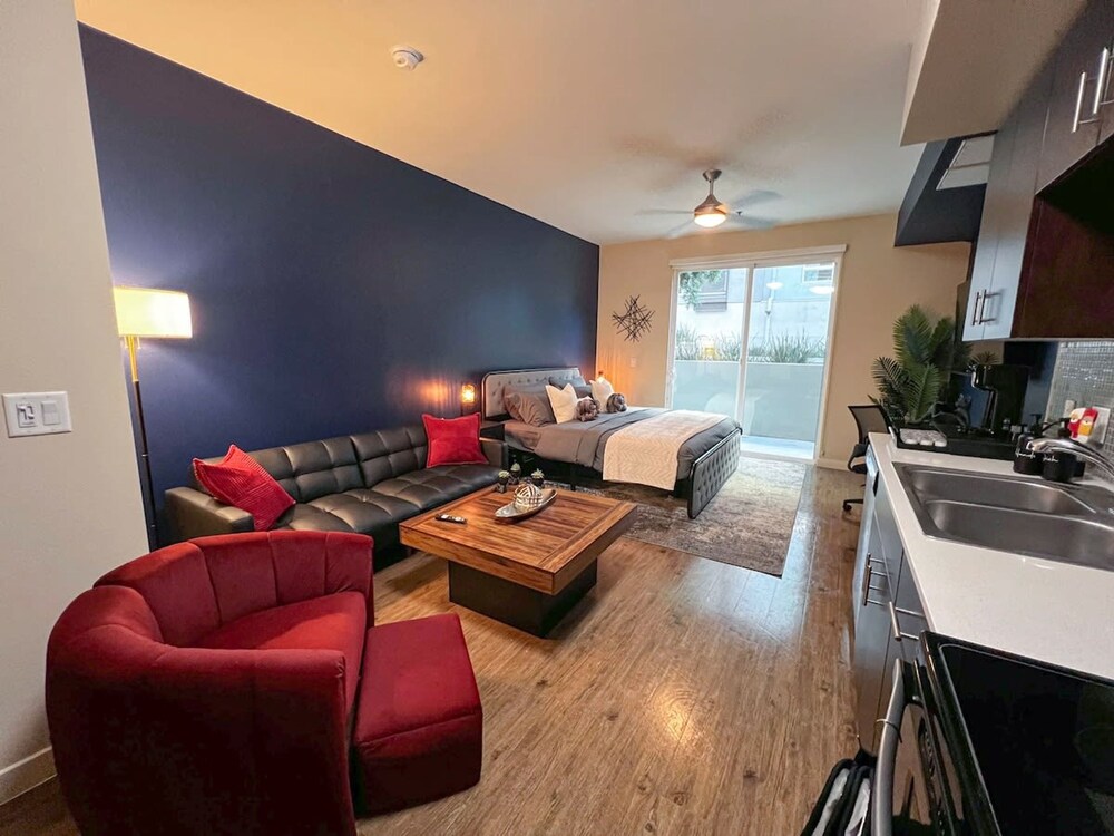 Cozy Home W Pool GYM Parking 10 Min to Cedars