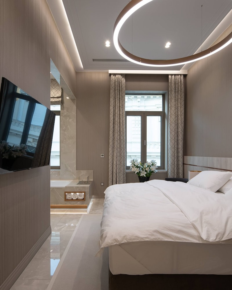 Luxury Penthouse In Downtown view 3