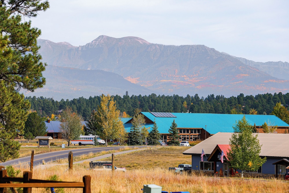 5 Mi to Dwtn: Pagosa Springs Cabin w/ Mtn Views!