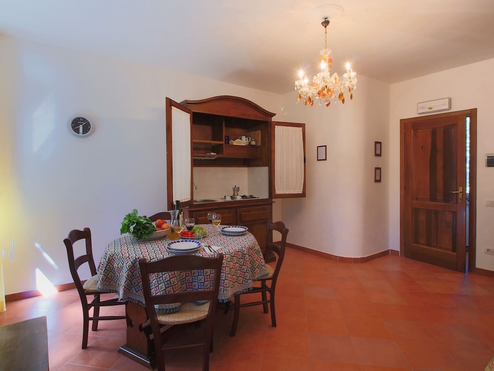 Stunning Farmhouse with Swimming Pool & Hot Tub in Umbria photo 4