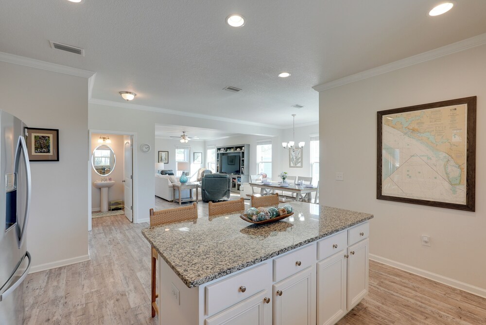 Steps to Shore: Windmark Beach Retreat w/ Balcony!