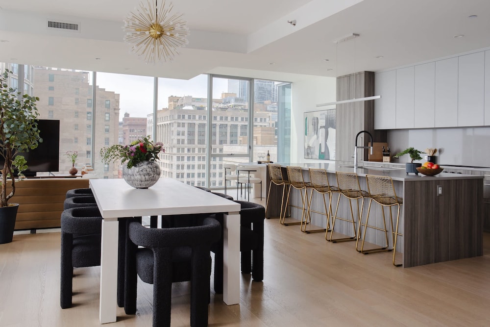 Luxury Downtown PH Bean Lake Views