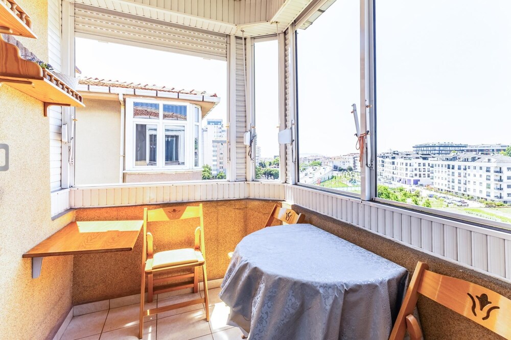Chic Residence w Balcony 10 min to Hilltown Mall