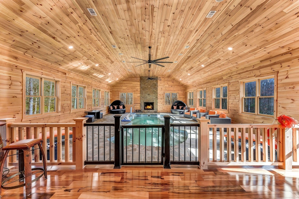 Grand Timber by Avantstay Indoor Pool Sauna Sports Court Game Room More