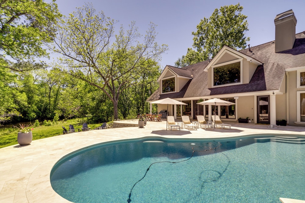 Private 25 Acre Estate w/ Lake: Fish & Canoe!