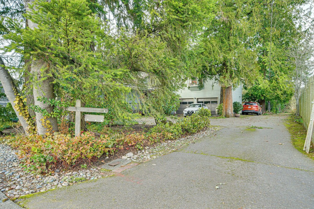 2 Mi to Burien: Peaceful Studio w/ Deck!