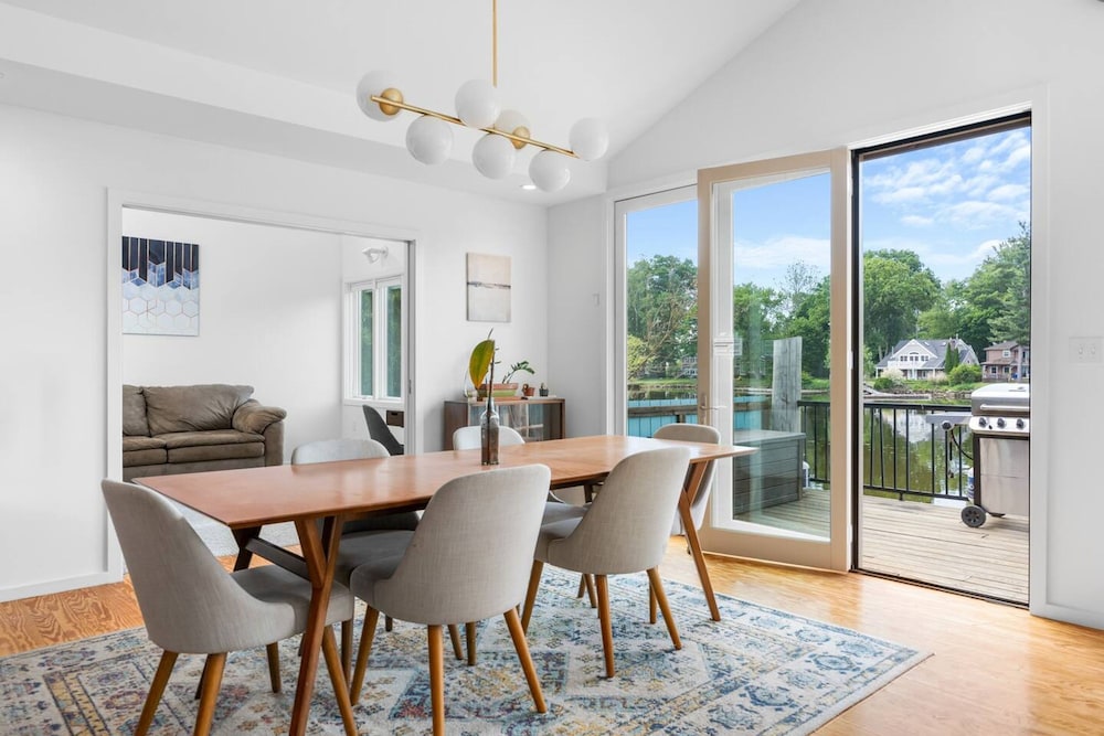 Mod Artist Home With River Views