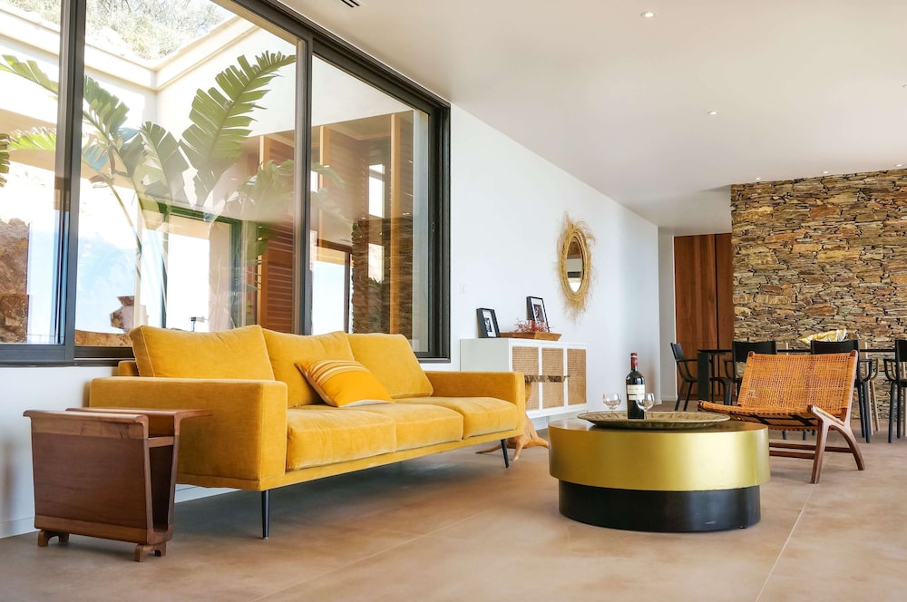 Luxurious Architect-designed Property Pool sea View
