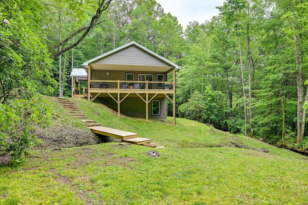Creekside Cabin in Franklin ~ 8 Mi to Downtown! view 4