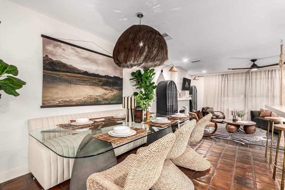 Solanova Designer Oasis With Cocktail Pool Theater