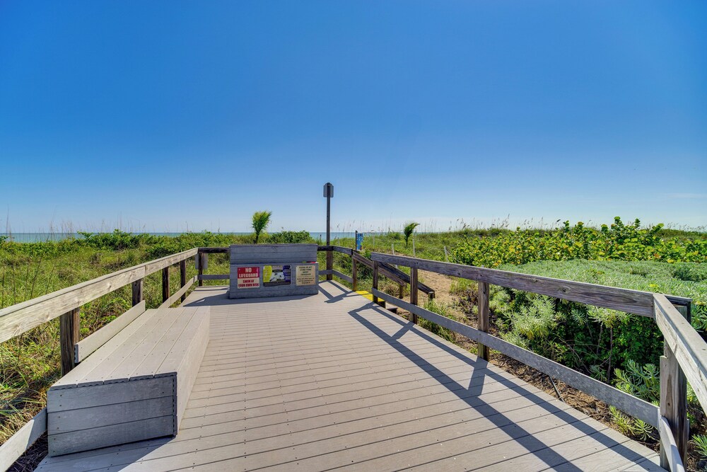 Walk to Blue Heron Beach: 1st-floor Lakefront Unit