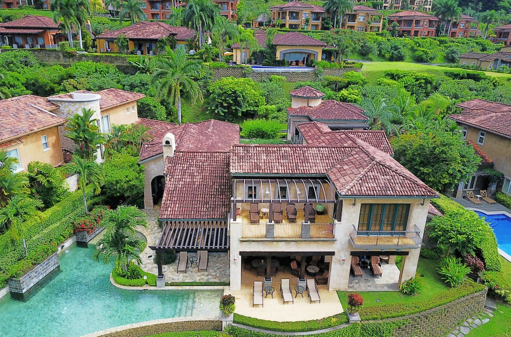 CR Luxury Los Sueños Condos