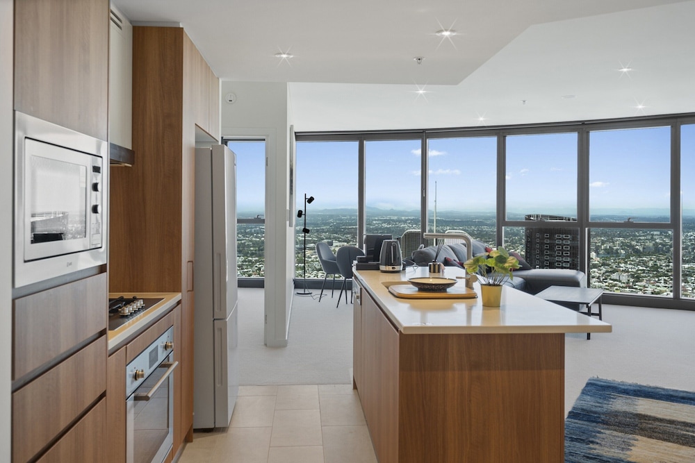 Panoramic Views Apartment & High-rise Pool and Gym