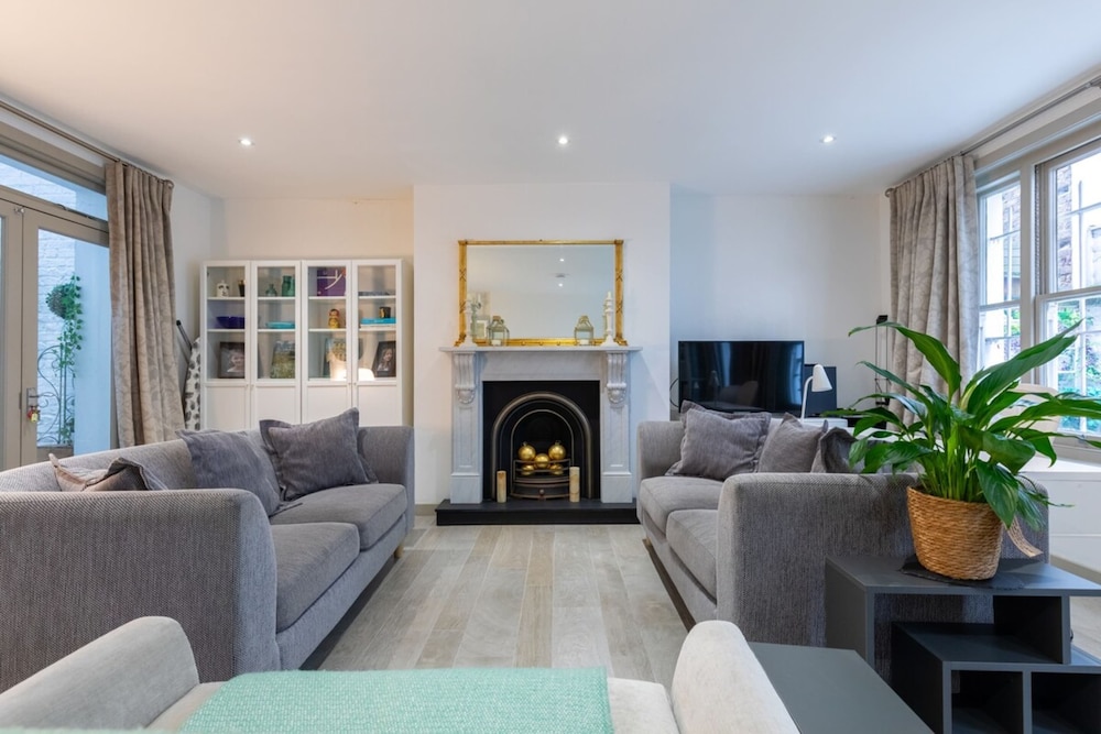 Elegant 2BD Flat 5 Mins to Kensington Gardens!