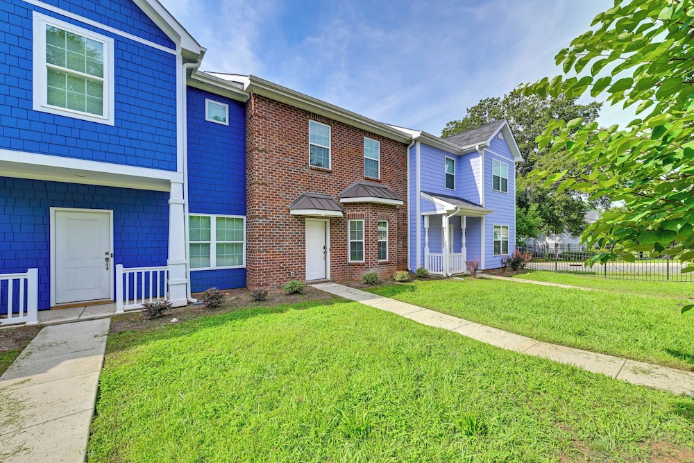 Modern Townhome w/ Yard: 5 Mi to Dtwn Charlotte