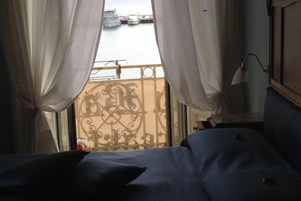 La Dimora dei Baroni en Naples — hotel room