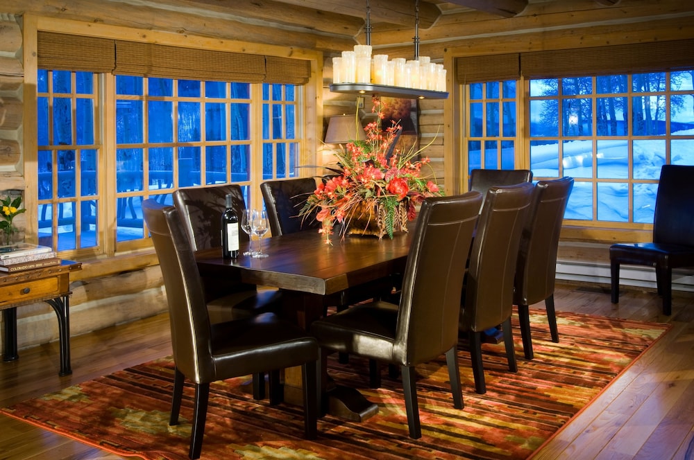 Private Unique On-mtn 4br 4ba 4 Bedroom Cabin by RedAwning