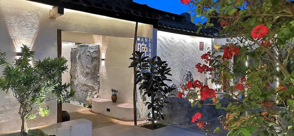 Serenity Courtyard Hotel