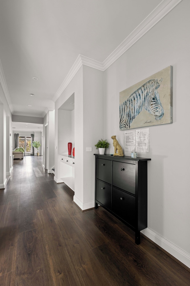 StayAU Contemporary 5BRM Families Home Point Cook