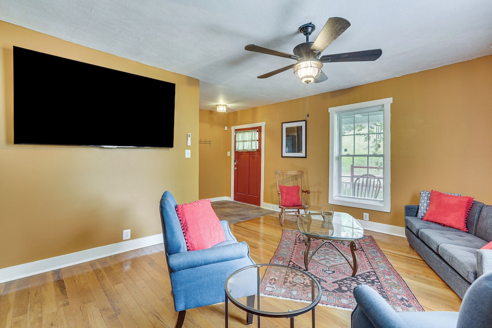 Farmhouse on 1 Acre Near Historic Dtwn Danville
