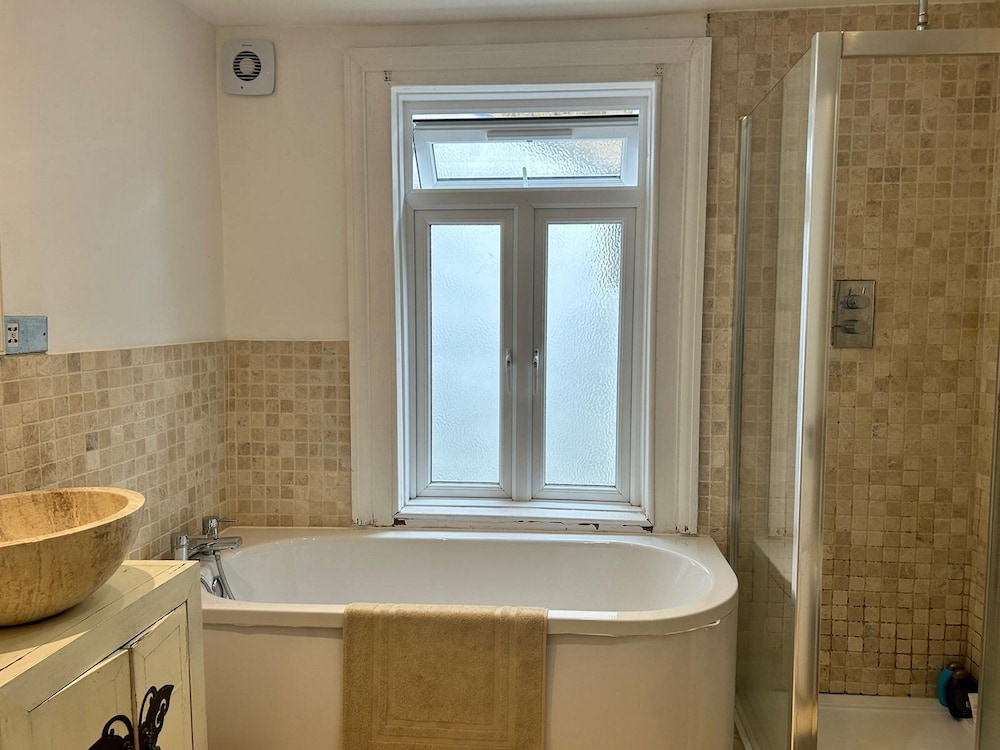 Modern, Spacious 1 Bedroom Garden Flat Sw18