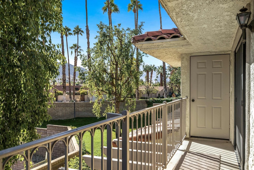 Stylish Condo With Panoramic View Community Pool