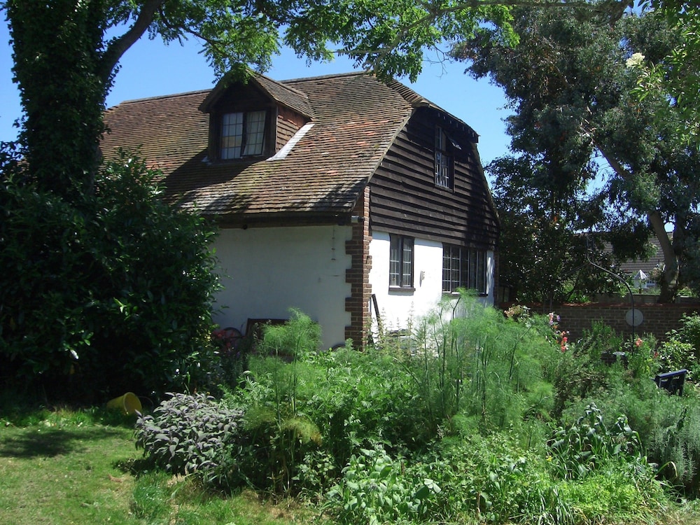 Hotel Strawberry Cottage B&B - Image 1