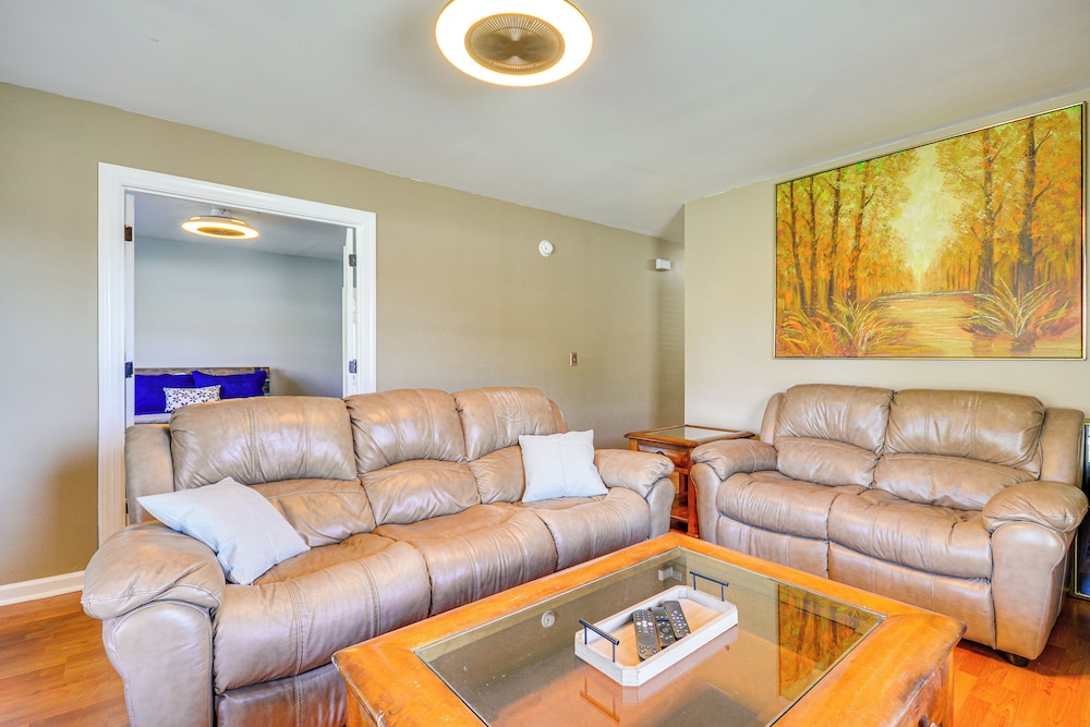 2 Mi to Dtwn Greensboro: Pet-friendly Retreat!