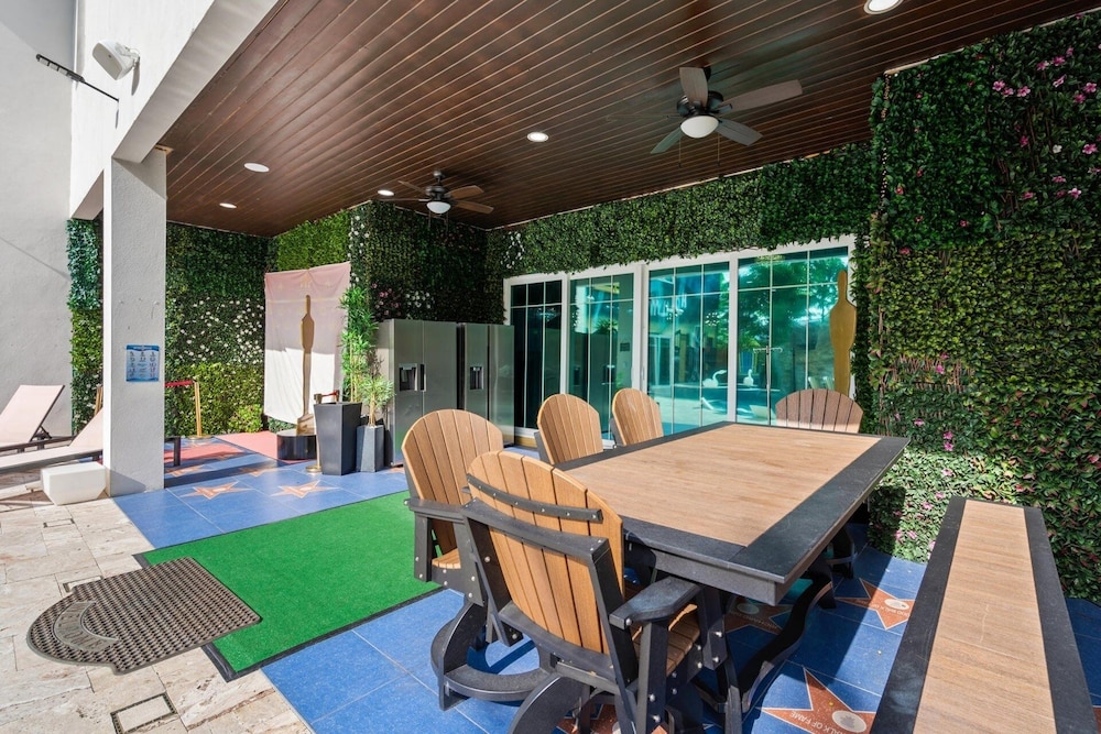 20 Bedroom Hollywood Themed Mansion Private Pool+Lazy River 20 Home