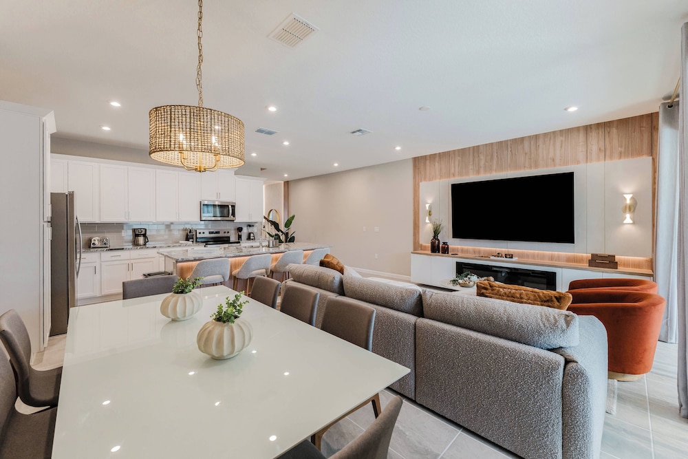 Themed 6BR Solara Near Disney Pool Summerkitchen