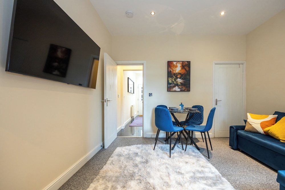 Cosy 4 Bed Townhouse Near Keele University and Royal Stoke Hospital